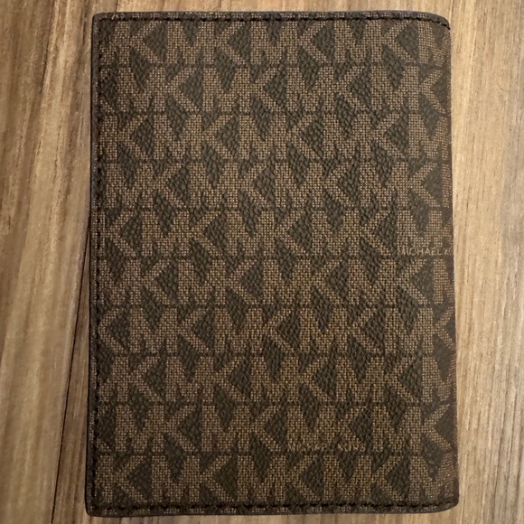Michael Kors Logo Passport Holder- Brand New NEVER used. - Picture 2 of 4